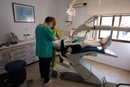 dentista-atendiendo